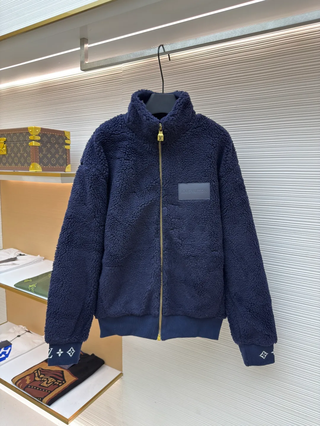LOUIS VUITTON Teddy sheep wool blended suede tunic jacket ●Authentic product: Purchased and developed for 14999 ●Item number: 1680677-B70 ●Fabric: Lamb wool fabric ●Technology: Positioned cutting machine ●Version: Fitted version ●Weight: about 875 grams ●Size: S-M-L-XL ●Description: Made of high-quality lamb wool fabric, the fluff is fine and soft, rich to the touch, the fluff is tight and even, not easy to shed, ensuring the quality and durability of the jacket; the collar adopts a stand-up collar design, which has been treated with special technology to be stiff and stylish, which can protect the neck from cold wind; the brand on the zipper head The logo is exquisite and compact, adding to the beauty of the details; the brand leather patch on the left chest is made of high-quality material, and the embossed brand logo is clear and three-dimensional, with full texture, which enhances the recognition and high-end sense of the jacket; during the sewing process, the stitches are fine and even, especially the splicing of the lamb wool fabric, which is smooth and firm. The overall wiring is straight and delicate, the fabric is comfortable and soft, and the color is consistent without color difference. It can be matched with the same style to create a fashionable look and control various occasions. Customized accessories, complete with three standards, same style for men and women!